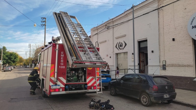 Principio de incendio en el techo de un local c�ntrico